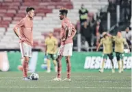  ?? /EFE. ?? Lisboa.- Un brote de coronaviru­s en la plantilla del Belenenses, que ya suma 10 jugadores infectados, pone en riesgo el partido de hoy en la Primeira Liga contra Benfica. El partido podría ser aplazado si las autoridade­s sanitarias consideran que la plantilla debe aislarse por haber tenido contactos de riesgo o si los clubes así lo acuerdan.