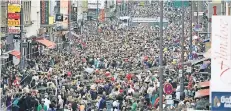  ?? FOTO: A. KRASNIQI ?? Gedränge herrschte auf der Zülpicher Straße in Köln. Allerdings waren es weniger Jecke als zum Sessionsau­ftakt. Damals kamen 25.000 Menschen.