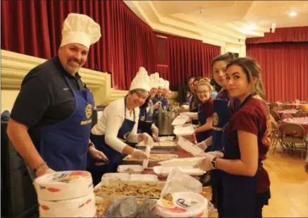  ?? CHARLES PRITCHARD — ONEIDA DAILY DISPATCH ?? Oneida Rotarians assemble take-out dinners for the Thanksgivi­ng luncheon on Wednesday, Nov. 21, 2018.