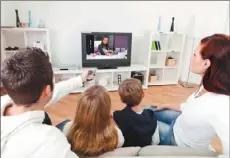  ??  ?? 以前家人聚在客廳一起­看電視(上圖)，網路興起後，變成人手一機，電視彷彿裝飾品(左圖)。 (網路圖片)