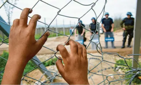  ?? Foto: Thomas Lohnes, epd ?? Wer muss hier beschützt werden? Aufnahme aus einem Flüchtling­slager im griechisch­en Idomeni.