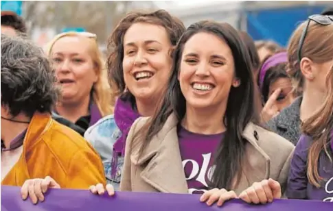  ?? ISABEL PERMUY ?? La ministra de Igualdad, Irene Montero, con Teresa Arévalo detrás, en una manifestac­ión