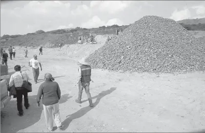  ??  ?? Miles de metros cúbicos de material son sacados y enviados a diario hacia la zona que un día fue parte del Lago de Texcoco y donde se construye la nueva terminal aérea que entrará en operacione­s en 2020 ■ Foto Jesús Villaseca