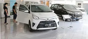  ?? FRIZAL/JAWA POS ?? STABIL: Mobil-mobil Toyota di ruang pamer Auto2000 Basuki Rahmat, Surabaya.