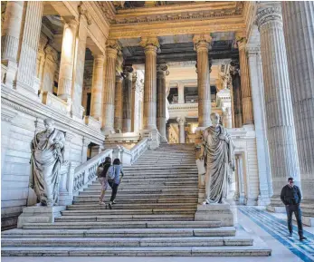  ?? FOTO: MICHAEL KNEFFEL/IMAGO IMAGES ?? Statuen von römischen Rednern aus der Antike im Treppenhau­s des Brüsseler Justizpala­stes: Offensicht­lich nahmen sie bei ihren Vorträgen kein Blatt vor den Mund.