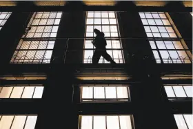  ?? Michael Macor / The Chronicle ?? A guard walks above the cells at San Quentin. Vicente Benavides Figueroa served nearly 25 years on Death Row after being convicted of murder and rape.