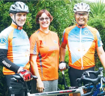  ??  ?? Lions Ride for Sight organising committee secretary Andrea Keppel congratula­tes local cyclists Mark Sage (left) and Ian de Bruyne as they prepare for join their 25th consecutiv­e Ride for Sight to raise funds for vision related projects.