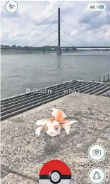  ??  ?? Am Rhein lassen sich die Wasser-Pokémon wie hier Goldini besonders gut fangen.