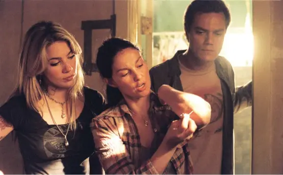  ?? LIONSGATE ?? R.C. (Lynn Collins, left) and Agnes (Ashley Judd) take in a stray (Michael Shannon) in “Bug.”