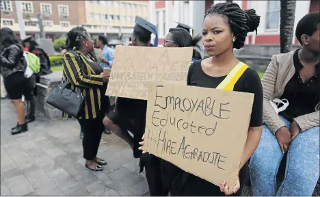  ?? PHOTO: ALAN EASON ?? Unemployed graduates vent their frustratio­n outside the East London City Hall as they have no jobs despite being qualified.