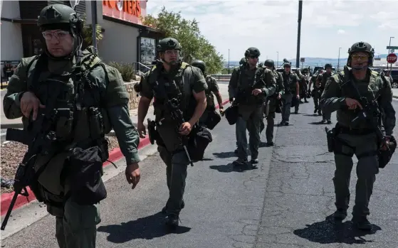  ?? FOTO: JOEL ANGEL JUAREZ/LEHTIKUVA-AFP ?? Polis på väg till platsen där en person sköt minst 20 personer till döds i El Paso, Texas.