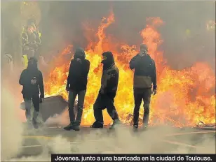  ?? AFP / REMY GABALDA EFE / OLIVIER HOSLET ?? Jóvenes, junto a una barricada en la ciudad de Toulouse.