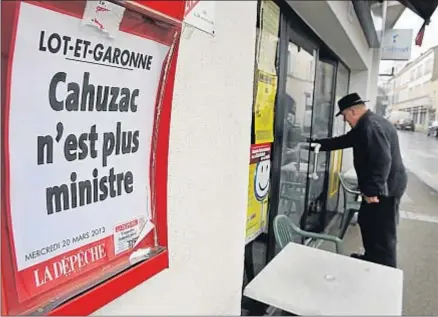  ?? MEHDI FEDOUACH / AFP ?? “Cahuzac ya no es ministro”. Un cartel del diario regional La Dépêche con la noticia de la dimisión en Villeneuve-sur-Lot, la ciudad de la que es alcalde Jérôme Cahuzac