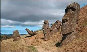  ??  ?? La minuscule île du Pacifique abrite près de 900 statues.