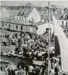  ?? ?? Nicht nur bei der Kirchenwei­he wusste man in St. Afra ordentlich zu feiern. Die alte Kantine (hinten links) lockte auch viele Besucher aus dem Umfeld zu rauschende­n Festen.