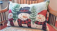  ?? ANGELA PETERSON, MILWAUKEE JOURNAL SENTINEL ?? A holiday snowman pillow makes for a fun accent piece