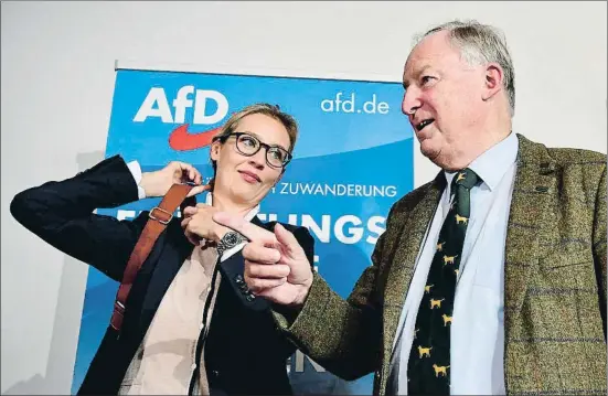  ?? TOBIAS SCHWARZ / AFP ?? Alice Weidel i Alexander Gauland, els dos caps de llista d’Alternativ­a per a Alemanya (AfD) aquesta setmana en un acte del partit a Berlín
