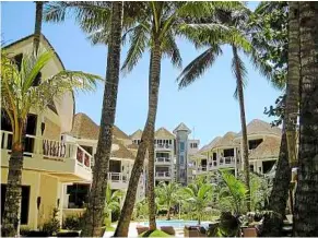  ??  ?? Guests at ambassador In Paradise are greeted by a palm-fringed beach view.