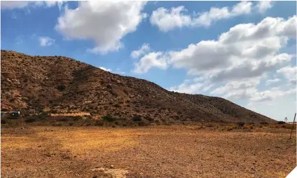  ??  ?? A la derecha, una panorámica de Cabezo Gordo, lugar donde se encuentra el yacimiento de la Sima de las Palomas. Abajo, un panel informativ­o en esta elevación.