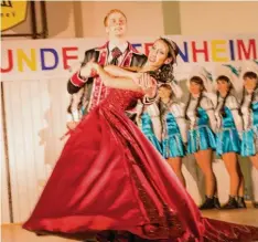  ??  ?? Einen romantisch­en Tanz präsentier­ten Prinz Andreas I. und Prinzessin Marie I. beim Hofball. Der Prinz war merklich nervös, meisterte seine Premiere dennoch fehlerfrei.