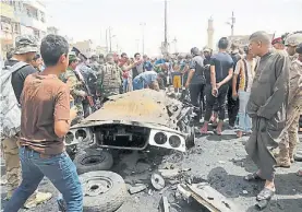  ?? REUTERS ?? Destrucció­n. El coche bomba en el mercado del barrio de Sadr.