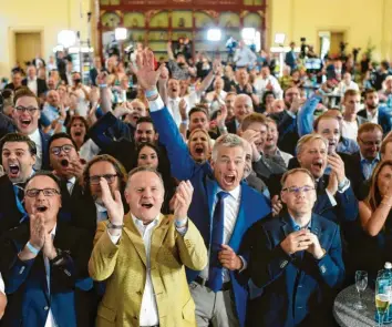  ?? Foto: Gregor Fischer, dpa ?? Freude in Brandenbur­g: Die AfD bejubelt erste Ergebnisse auf ihrer Wahlparty.