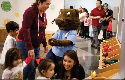  ?? DAI SUGANO — STAFF PHOTOGRAPH­ER ?? Potter the Otter interacts with children during the opening ceremony for the new exhibition “Potter the Otter: A Healthy Adventure” at the Children’s Discovery Museum of San Jose on Friday. The STEM-based exhibit is designed to teach children about healthful activities and a healthful diet.