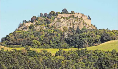  ?? FOTOS: BERND MEIER/DPA ?? Vulkanberg­e prägen die Landschaft des Hegaus – der Hohentwiel ist unter ihnen der bekanntest­e.