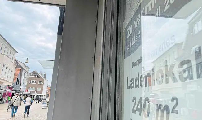  ?? Foto: Heike von Schulz ?? Verwaiste Ladenlokal­e und Vermietung­sangebote sind in der Lübbecker Innenstadt nicht zu übersehen.