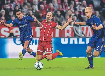  ??  ?? FALTA. Andy Nájar le entra fuerte a Arjen Robben, del Bayern Munich.