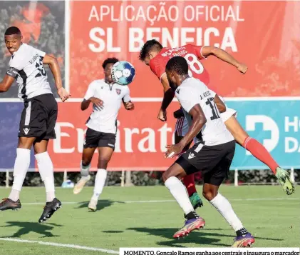  ??  ?? MOMENTO. Gonçalo Ramos ganha aos centrais e inaugura o marcador