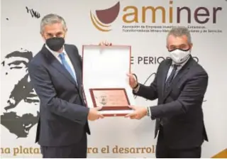  ?? ABC ?? Eduardo Barba recogió ayer el premio en la sede de Aminer