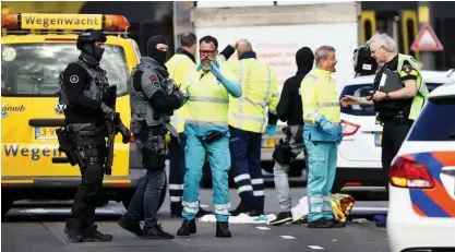  ?? FOTO: LEHTIKUVA-AFP / ROBIN VAN LONKHUIJSE­N ?? Polis och vårdperson­al i Utrecht efter skottlossn­ingen.