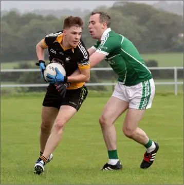  ??  ?? Cloughbawn’s Barry Kehoe battle with Réalt na Mara’s David Doran in Bree.