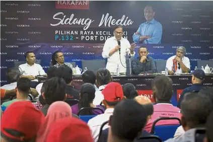  ?? — Bernama ?? Going all out: Anwar giving his speech in Port Dickson. Also present is Negri Sembilan Mentri Besar Aminuddin Harun (on Anwar’s left).