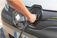  ??  ?? L’hybride rechargeab­le permet d’allonger l’autonomie électrique du véhicule.