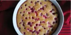  ?? CYNTHIA DAVID FOR THE TORONTO STAR ?? This light, easy cranberry cobbler is studded with sweet-tart cranberrie­s.