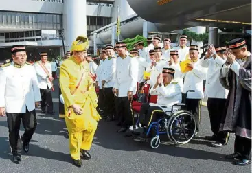  ??  ?? sultan sharafuddi­n, accompanie­d by selangor mentri besar amirudin shari (left), on his way to open the state assembly meeting in shah alam in march.