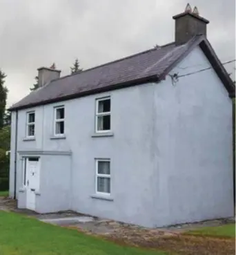  ??  ?? Residentia­l farmhouse in Tullycushe­en, Tubbercurr­y, has 43 acres and a € 250,000 price tag.