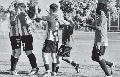  ?? TERESA ROMERO (CD AZUAGA) ?? Los jugadores del Azuaga celebran un gol en la eliminator­ia contra el Jerez.