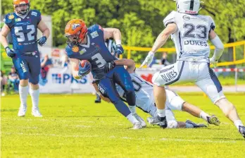  ?? FOTO: SEBASTIAN JUST ?? Einen ganz schweren Stand hatten die ifm Razorbacks Ravensburg (Mi. Michael Mayer) gegen die Ingolstadt Dukes (Faouat Masri, re. Nikita Chereminsk­iy).