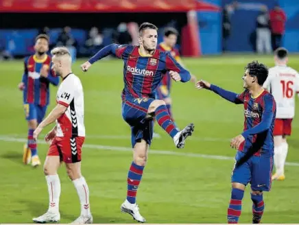  ?? // VALENTÍ ENRICH ?? Goleada del Barça B con dos goles de Rey Manaj (en la foto), dos más de Collado y otros dos de Ilaix y Comás