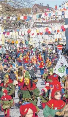  ??  ?? Rund 4000 Musiker und Maskenträg­er besuchen Tettnang,...