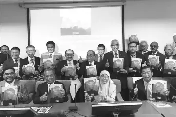  ??  ?? Pakatan Harapan leaders giving the thumbs-up to the Alternativ­e Budget 2018 released in Kuala Lumpur yesterday.