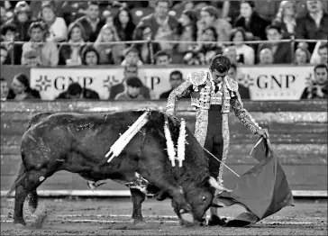  ??  ?? •
El mexicano Joselito Adame cortó tres orejas y salió por la puerta grande.