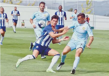  ??  ?? Soto (FC Porto) e Rafael Vieira (Nacional) a disputar a bola