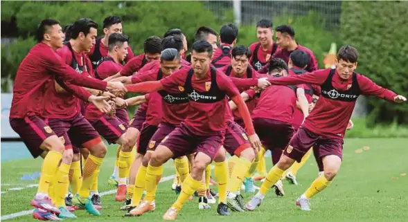  ??  ?? Pemain China menjalani latihan di Stadium Sangam Seoul, menjelang perlawanan pusingan akhir kelayakan Piala Dunia Asia, hari ini.