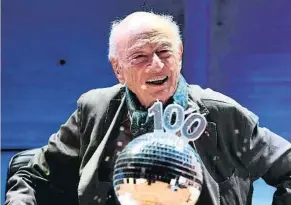  ?? BERTRAND GUAY / AFP ?? Edgar Morin, celebrando sus cien años en julio del 2021