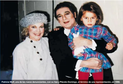  ?? AP ?? Patricia Wulf, una de las nueve denunciant­es, con su hija y Plácido Domingo, al término de una representa­ción, en 1998.