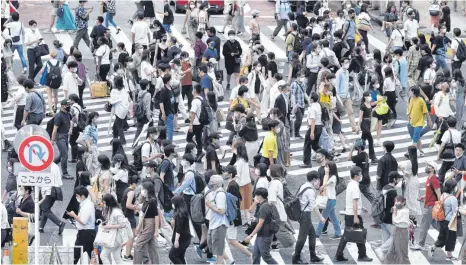  ?? FOTO: KYODO NEWS/IMAGO IMAGES ?? Während die Olympiatei­lnehmer vollkommen von der Außenwelt abgeschott­et werden, herrscht in Tokios Zentrum viel Trubel.